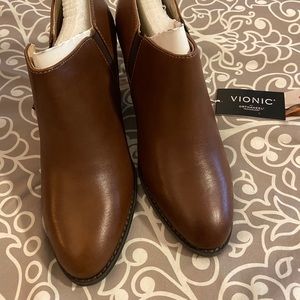 NWT Vionic Taber Side Zip Leather Ankle Boots